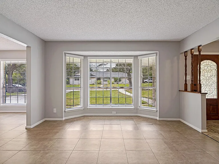 313 Sagecrest Dr — Photo 4