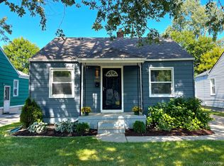19121 Woodside St, Harper Woods, MI 48225