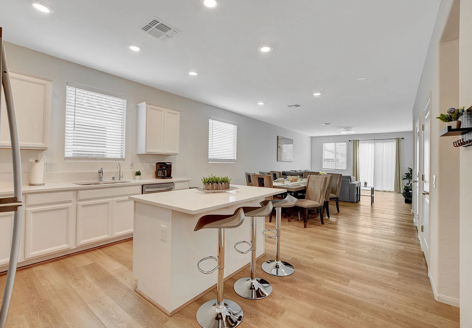 3 bed, $6,000 — Photo 1