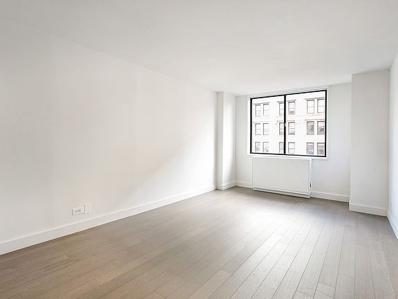 5th image of 300 Mercer St APT 14G