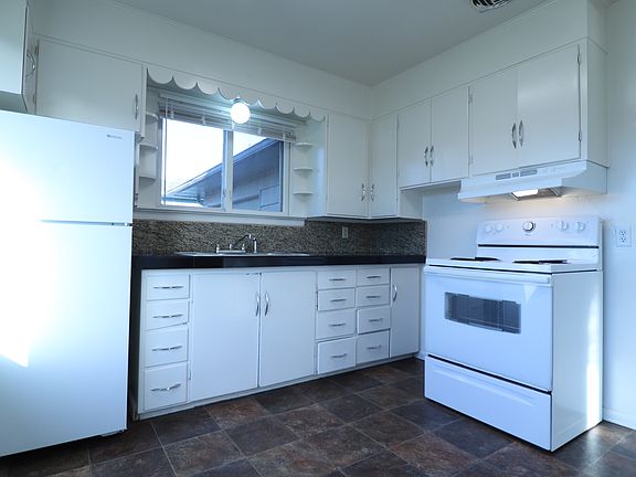 5th image of 625 NE Madison Ave
