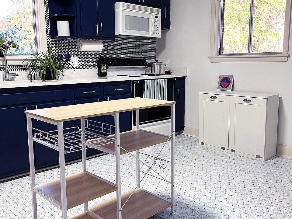 Large kitchen, new microwave, new refrigerator, new dishwasher and washer/dryer.