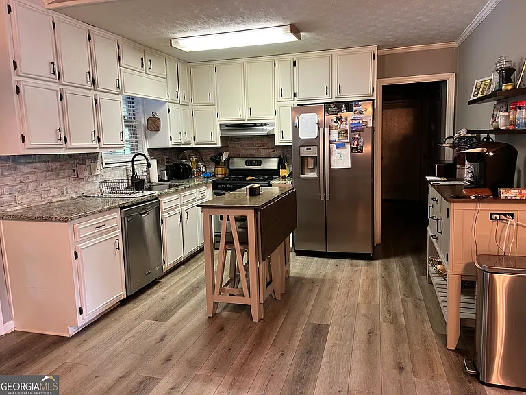 130 Shaw Dr — Photo 2