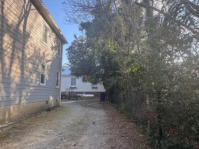 641 College St — Photo 27