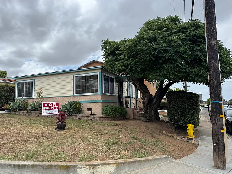 1663 Burton St — Photo 11