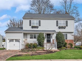 15 Algiers St, Plainview, NY 11803