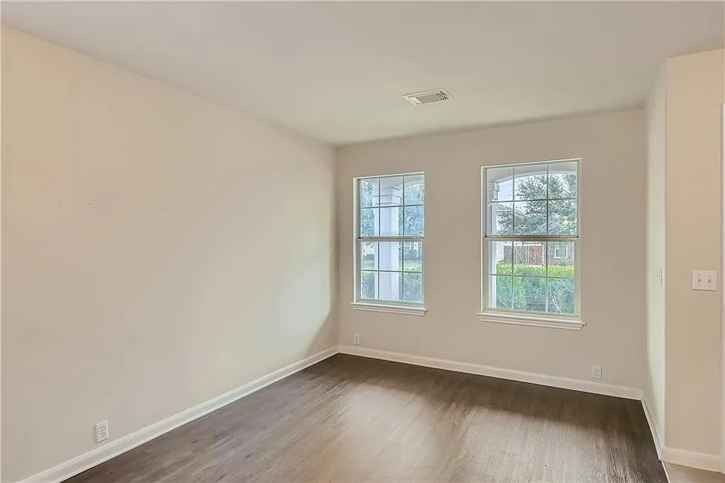 3 bed, 2.5 bath, 2411 sqft, $2,095 — Photo 4