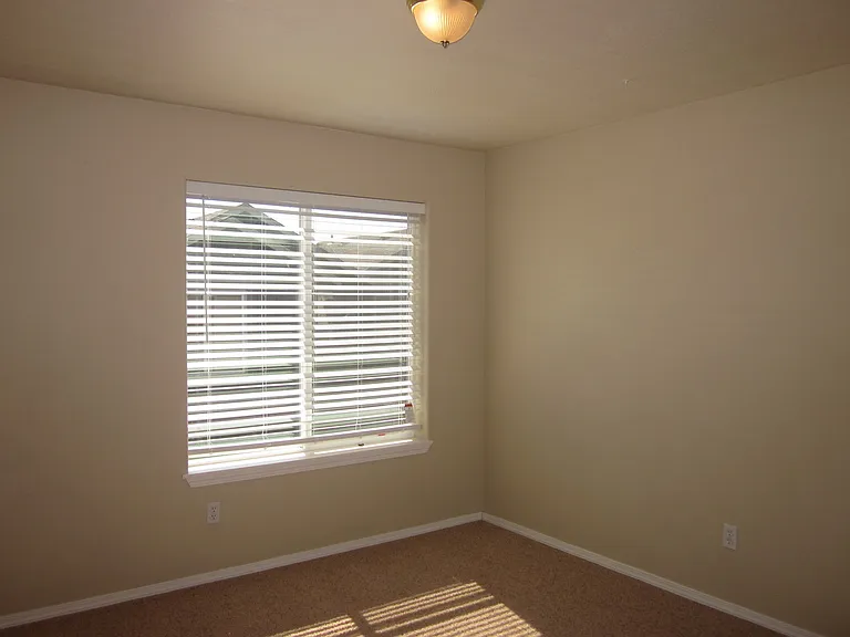 1930 SW Reindeer Ave — Photo 8