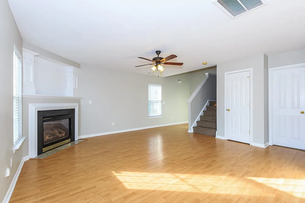 3 bed, 2.5 bath, 1672 sqft, $1,990 — Photo 2