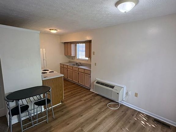 2nd image of 812 Universal St #2