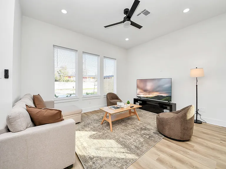 3909 Maggie St — Photo 4