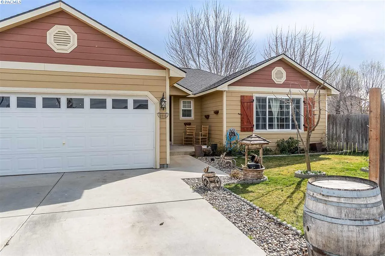 1205 Maxwell Ct photo 1