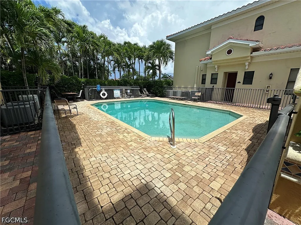 3 bed, 2.5 bath, 1708 sqft, $2,200 — Photo 2