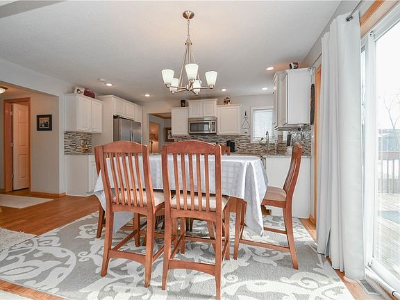 4th image of 1010 SE Applewood Ln