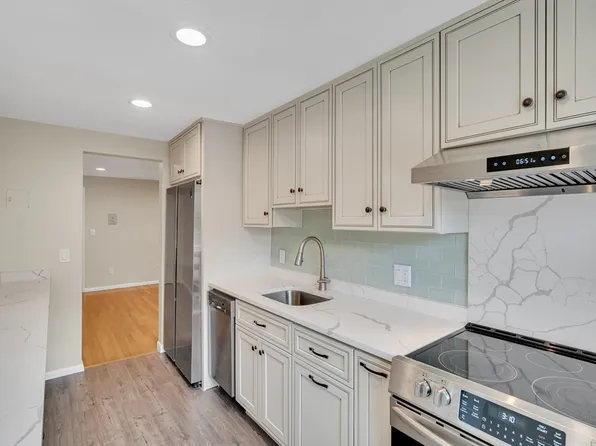 8 Colonial Village Dr APT 9, Arlington, MA 02474