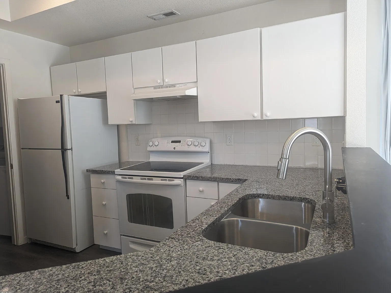 3 bed, 2.5 bath, 1400 sqft, $2,690 — Photo 4