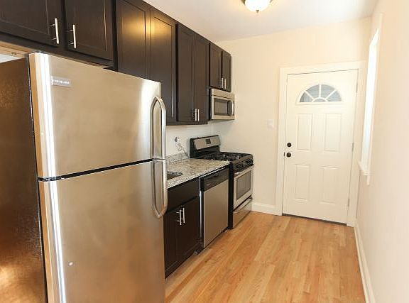 2nd image of 4036.5 N Ashland Ave #1N