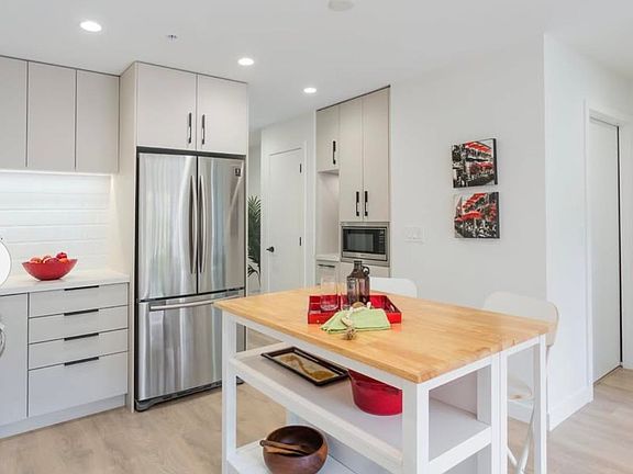 4th image of 3018 Saint George St #107