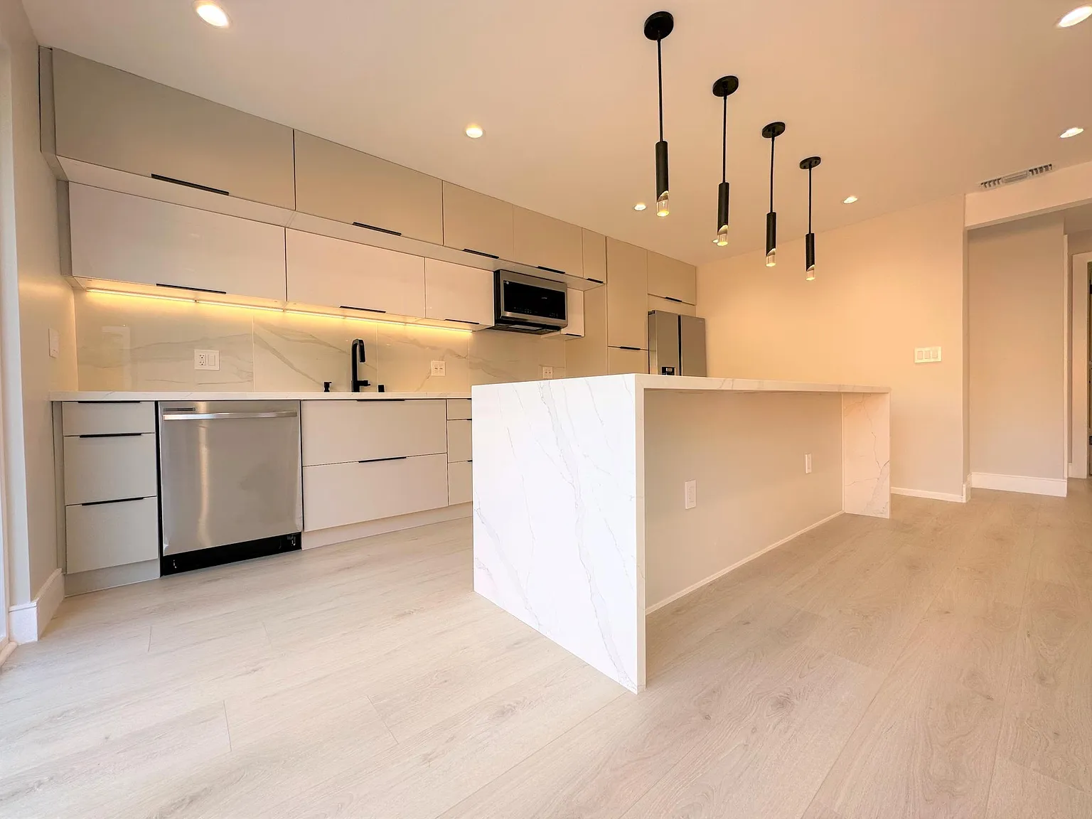 4 bed, 2000 sqft, $9,800 — Photo 3