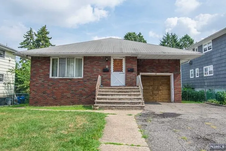 64 Scoles Ave photo 1