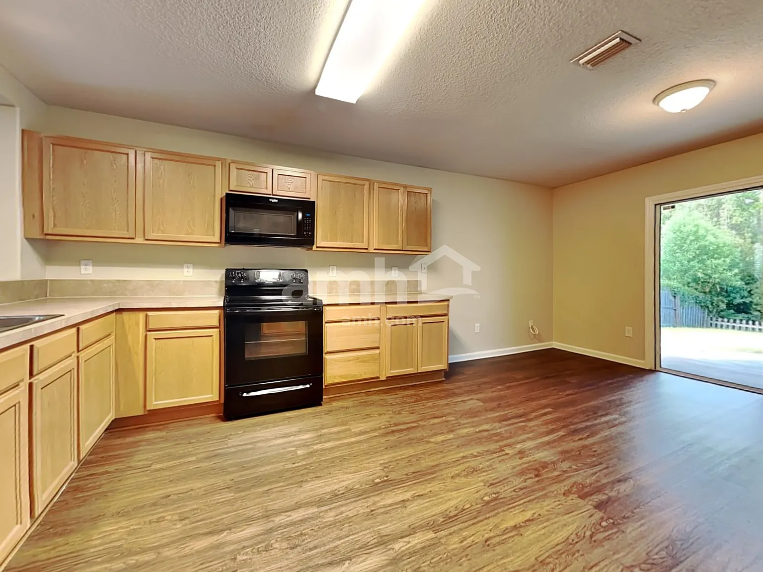 3 bed, 2.0 bath, 1828 sqft, $2,080 — Photo 4