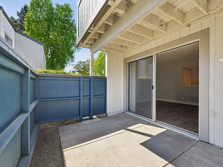 Kentwood Apartments — Photo 11