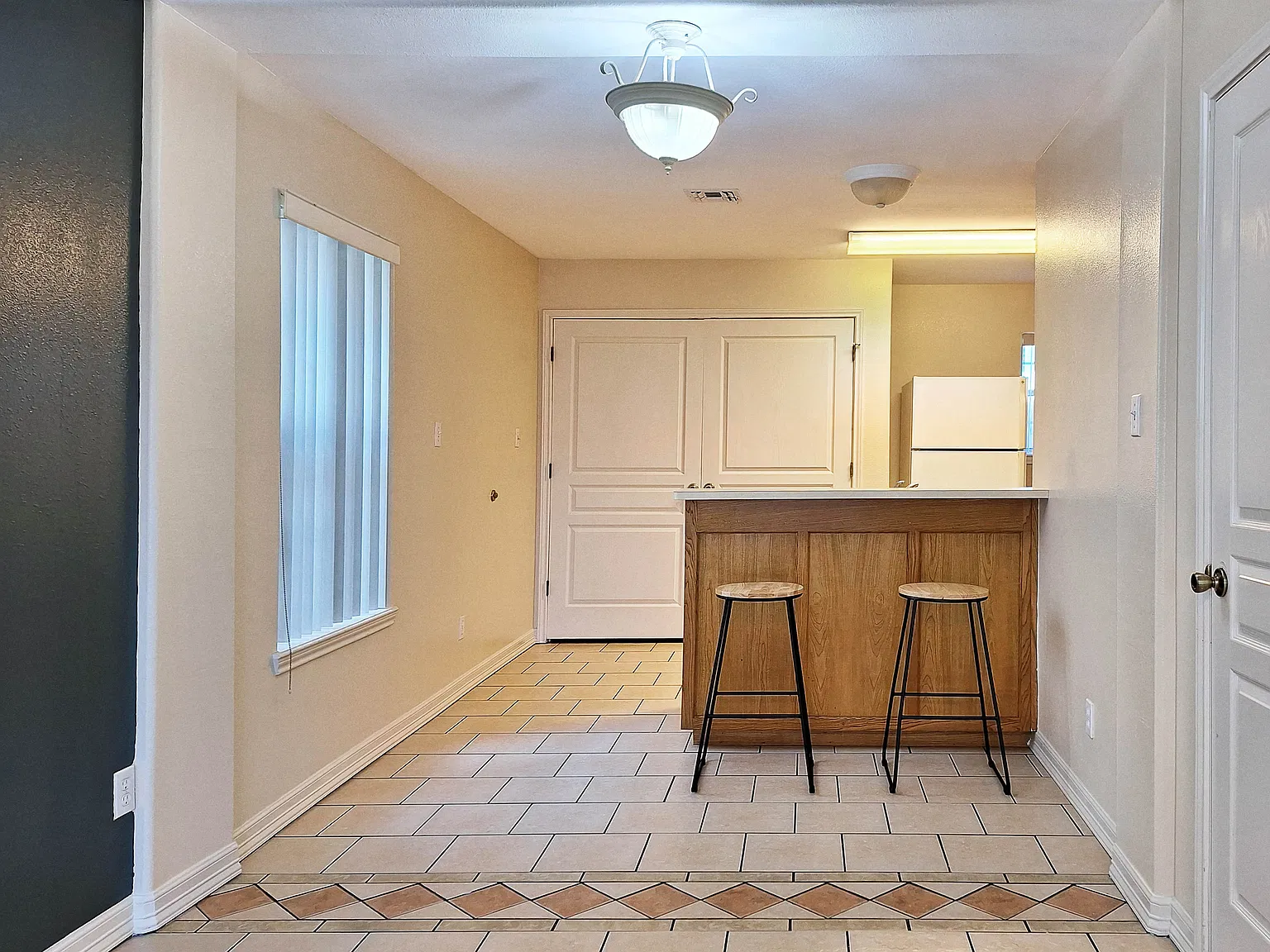 2 bed, 1.5 bath, 978 sqft, $800 — Photo 2