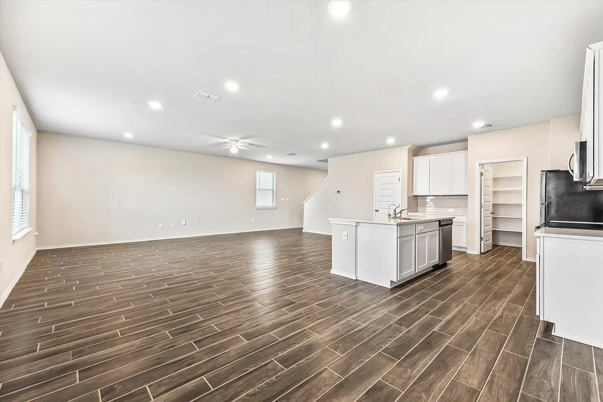 4 bed, 2394 sqft, $1,850 — Photo 4