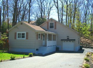 40 Geneva Trl, Hopatcong, NJ 07843