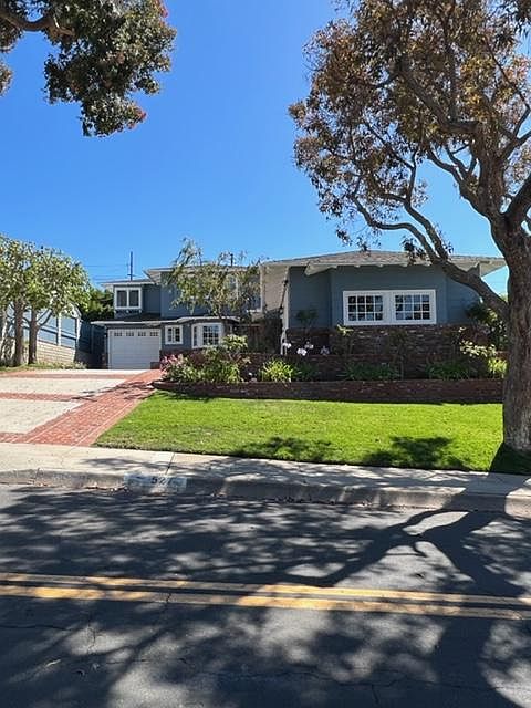 FOR LEASE BY OWNER 527 V_a Monte D_Oro Redondo Beach, California 90277 _ FOUR BEDROOMS. Huge Master Bedroom with fireplace, sitting areas, and spectacular views. Vanity area with dual sinks, mirrors and cabinets. Large walk-in closet with custom cabin