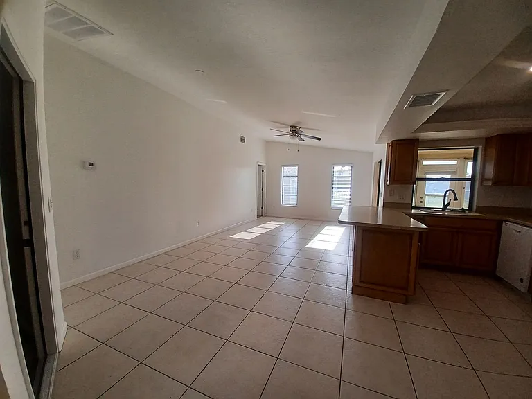 3305 SW 7th Pl — Photo 5