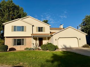 5 Hidden Lake Ct, Bloomington, IL 61704