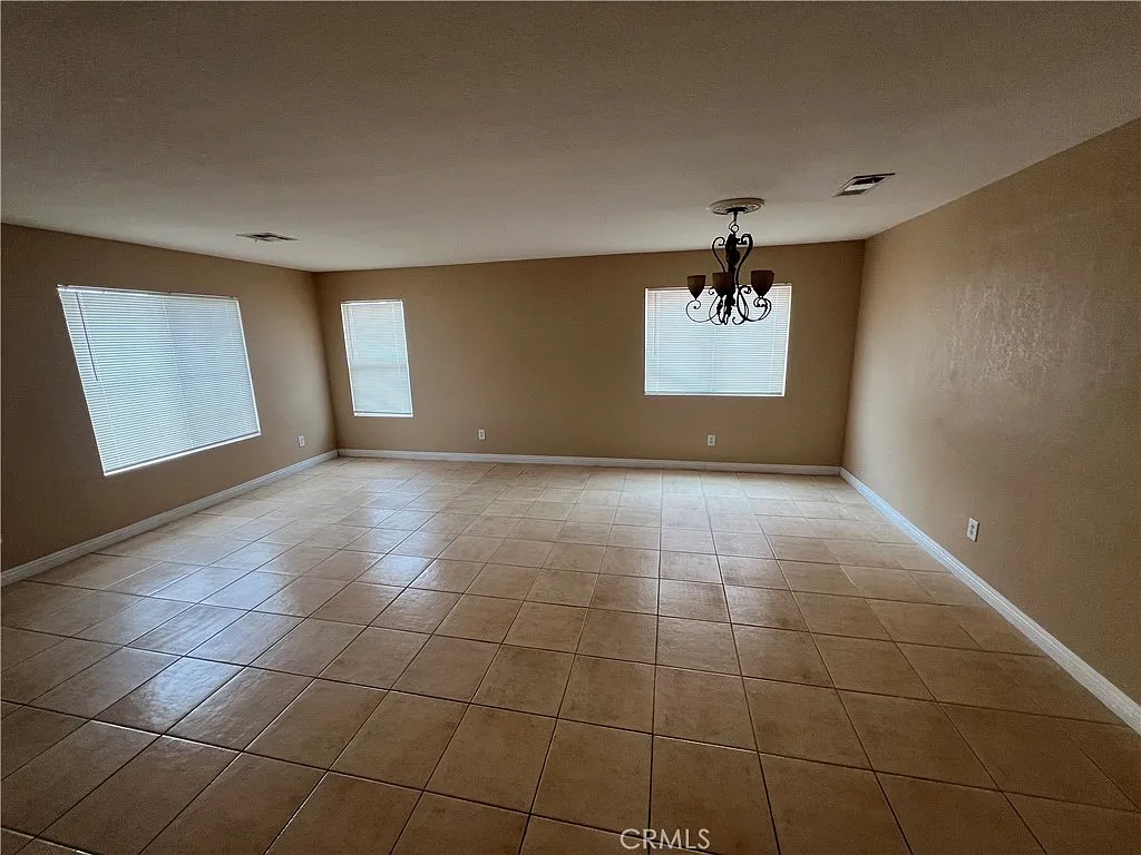 5 bed, 2510 sqft, $3,299 — Photo 3
