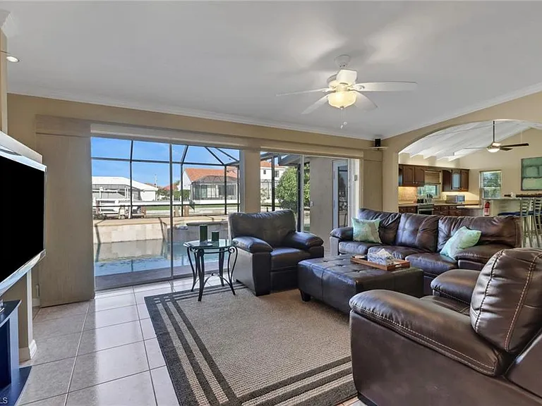 562 Goldcoast Ct — Photo 5