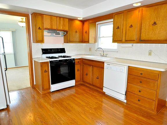 4th image of 9366 Stoney Creek Ln