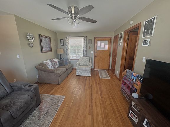 3rd image of 407 England St E