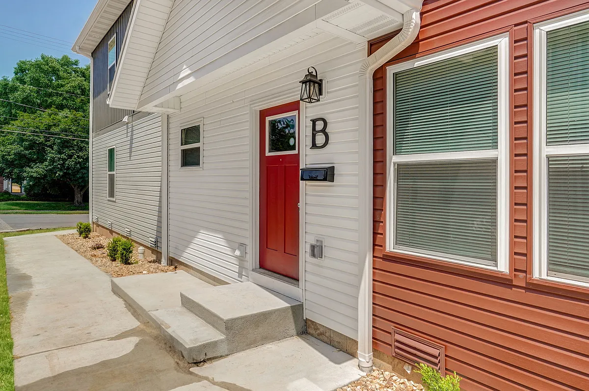 Building Photo - 509 E Madison St #B