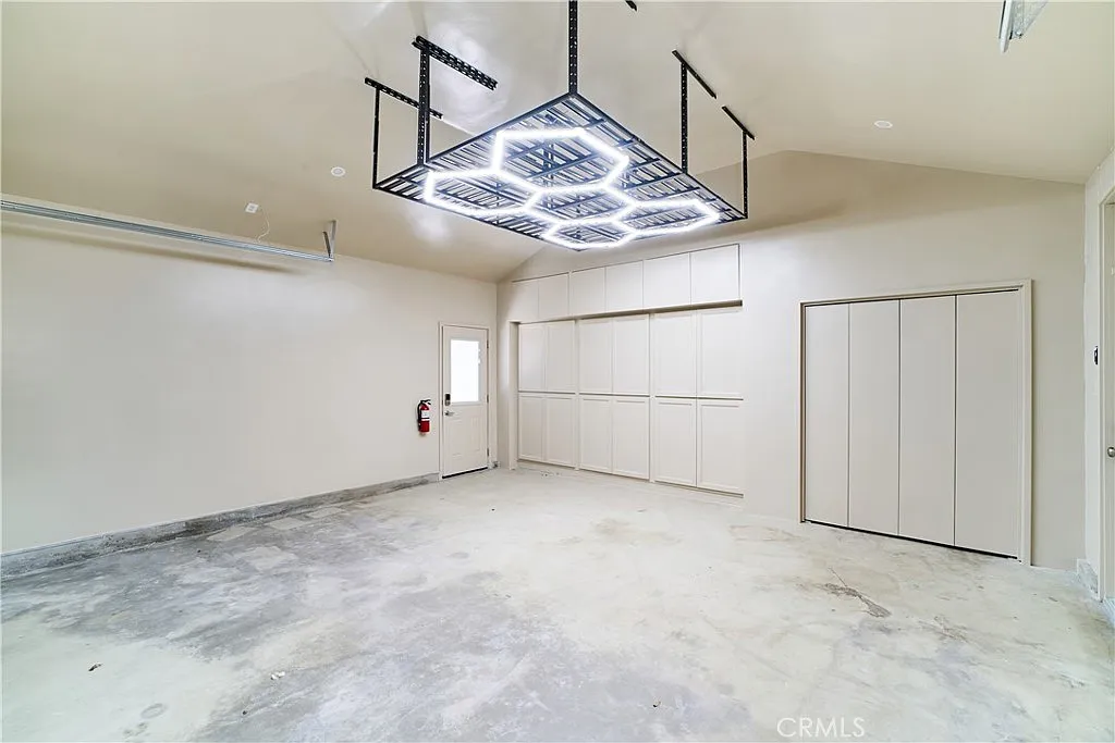 Studio, 1000 sqft, $2,800 — Photo 3