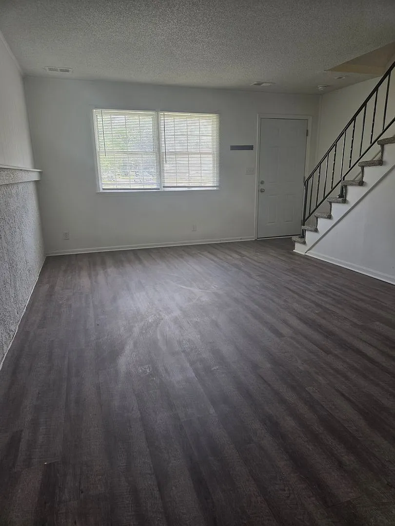 Olathe half duplex 3 Bedroom/2 bath/2 Living areas! — Photo 3