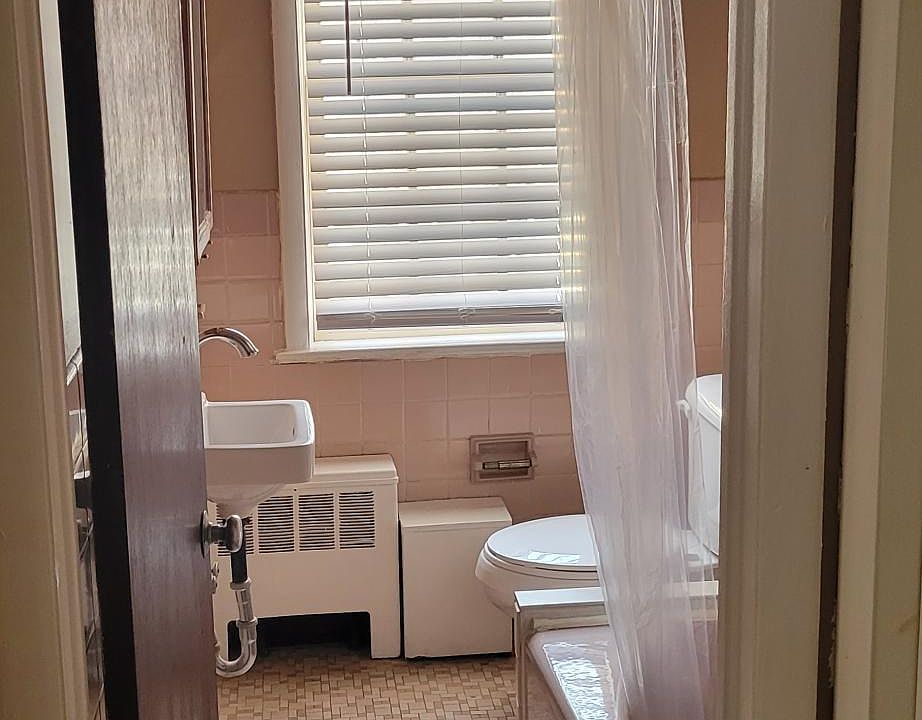 2nd image of 934 Locust St #6
