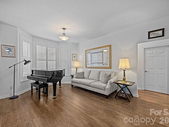 5th image of 403 Canonero Dr