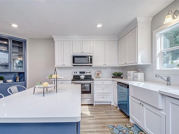 3rd image of 305 Pietzsch St
