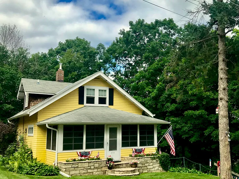 415 Gardner St E — Photo 1