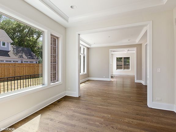 4th image of 437 Wilmette Cir