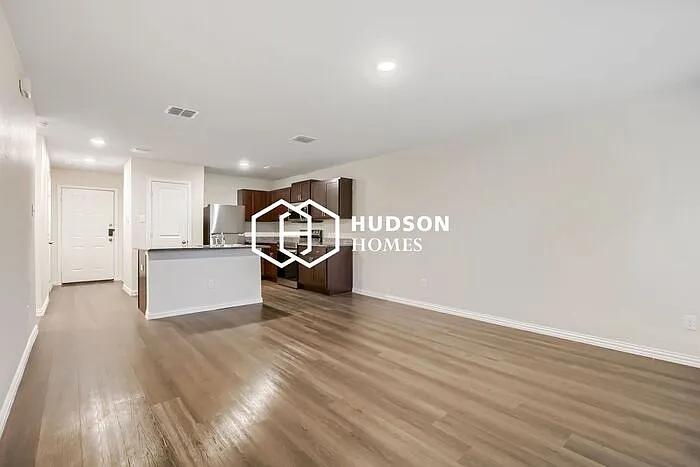 1013 Earle Ave — Photo 6