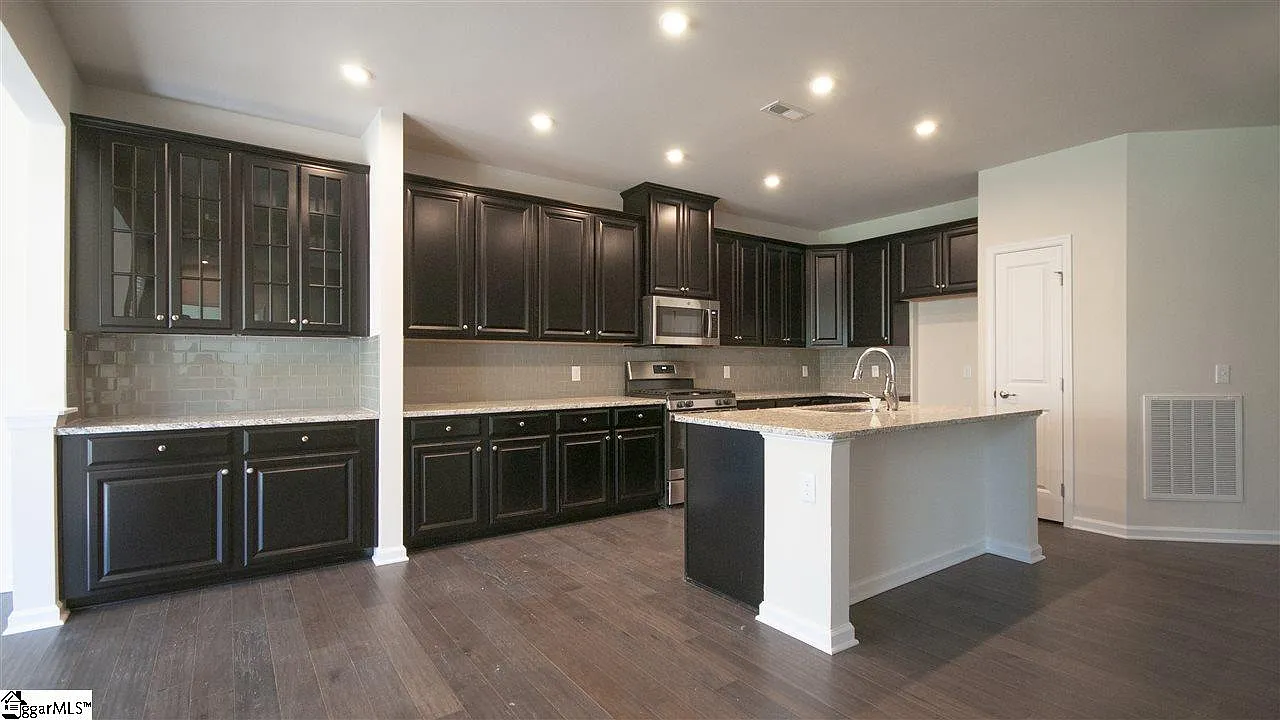 3 bed, 2260 sqft, $2,195 — Photo 3