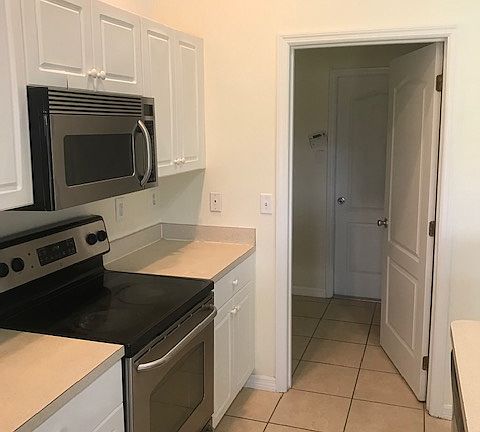 4th image of 3203 NE 14th Pl