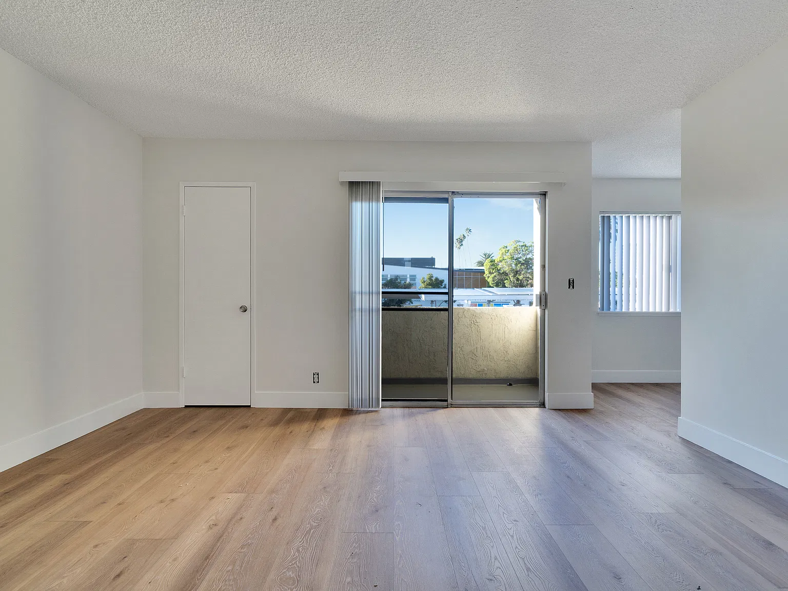 Spacious Santa Monica 2BR/2BA - 1,000 Sq Ft + Gated Parking. 2 Miles to the Beach — Photo 3
