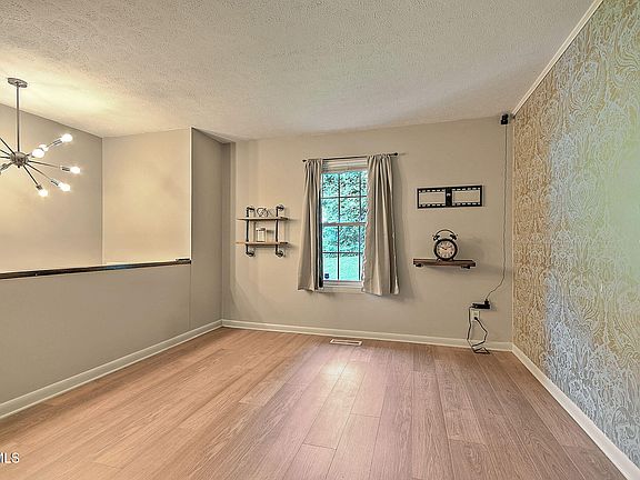3rd image of 1919 Mountain View Ave