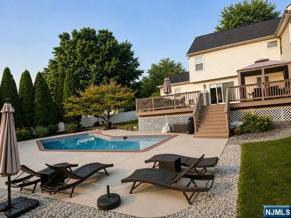 68 Carol Pl, Wayne, NJ 07470